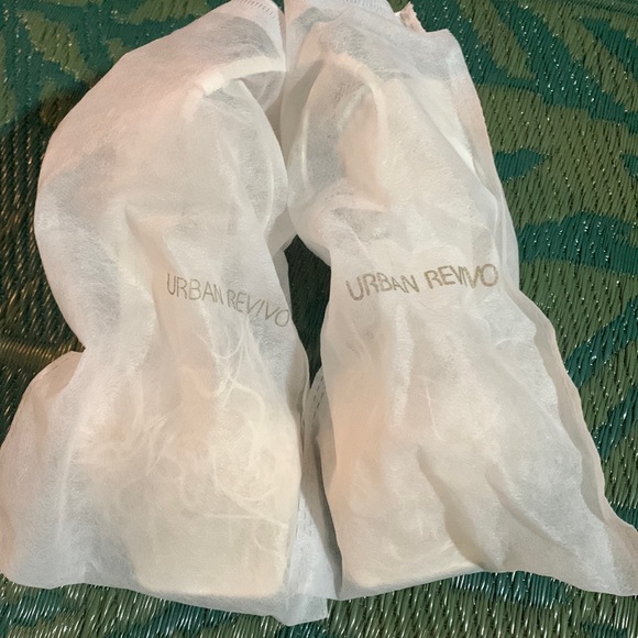 Super Chic🤍NWT- UR Pearl White Silky Fluffy Block Heels -Size 5 - Picture 4 of 8